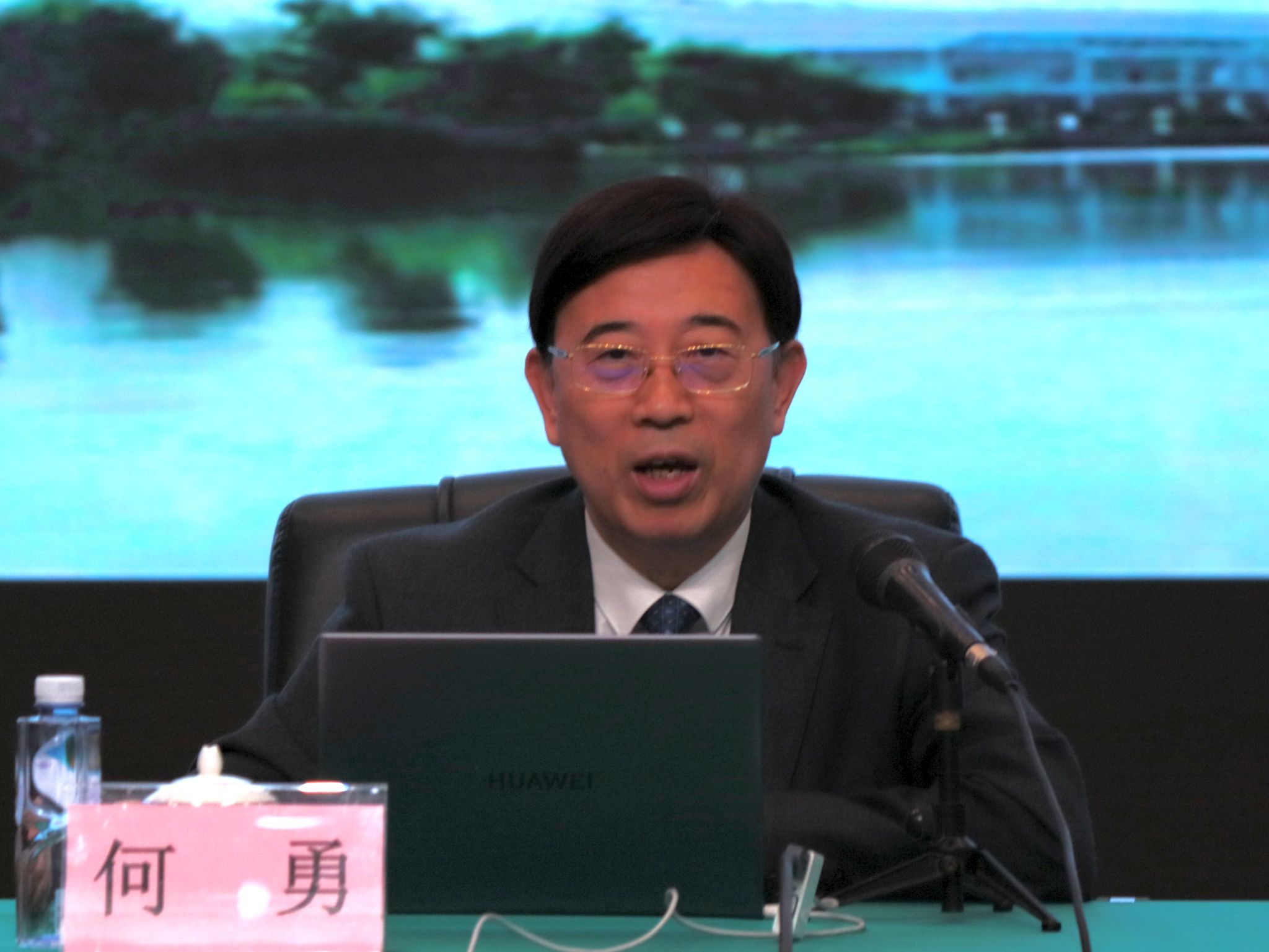 浙江大学何勇院士作学术报告.jpg