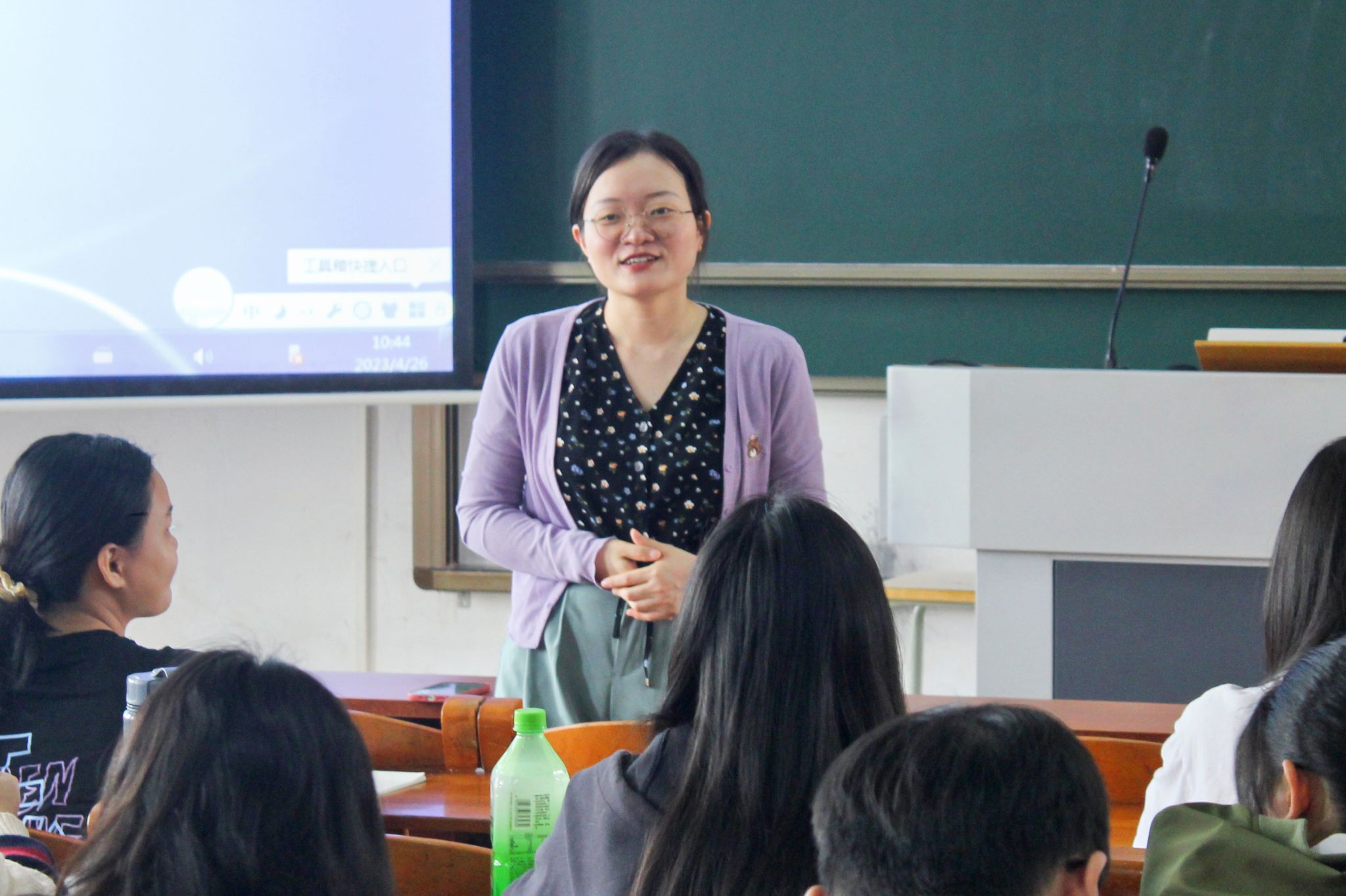 李佳书老师讲课 吴茂靖 摄.jpg 李佳书老师讲课 吴茂靖 摄.jpg