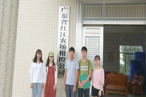 与吴科长合影留念
