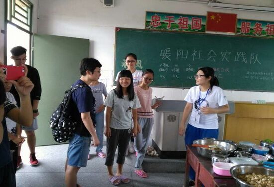 林捷老师察看饭堂