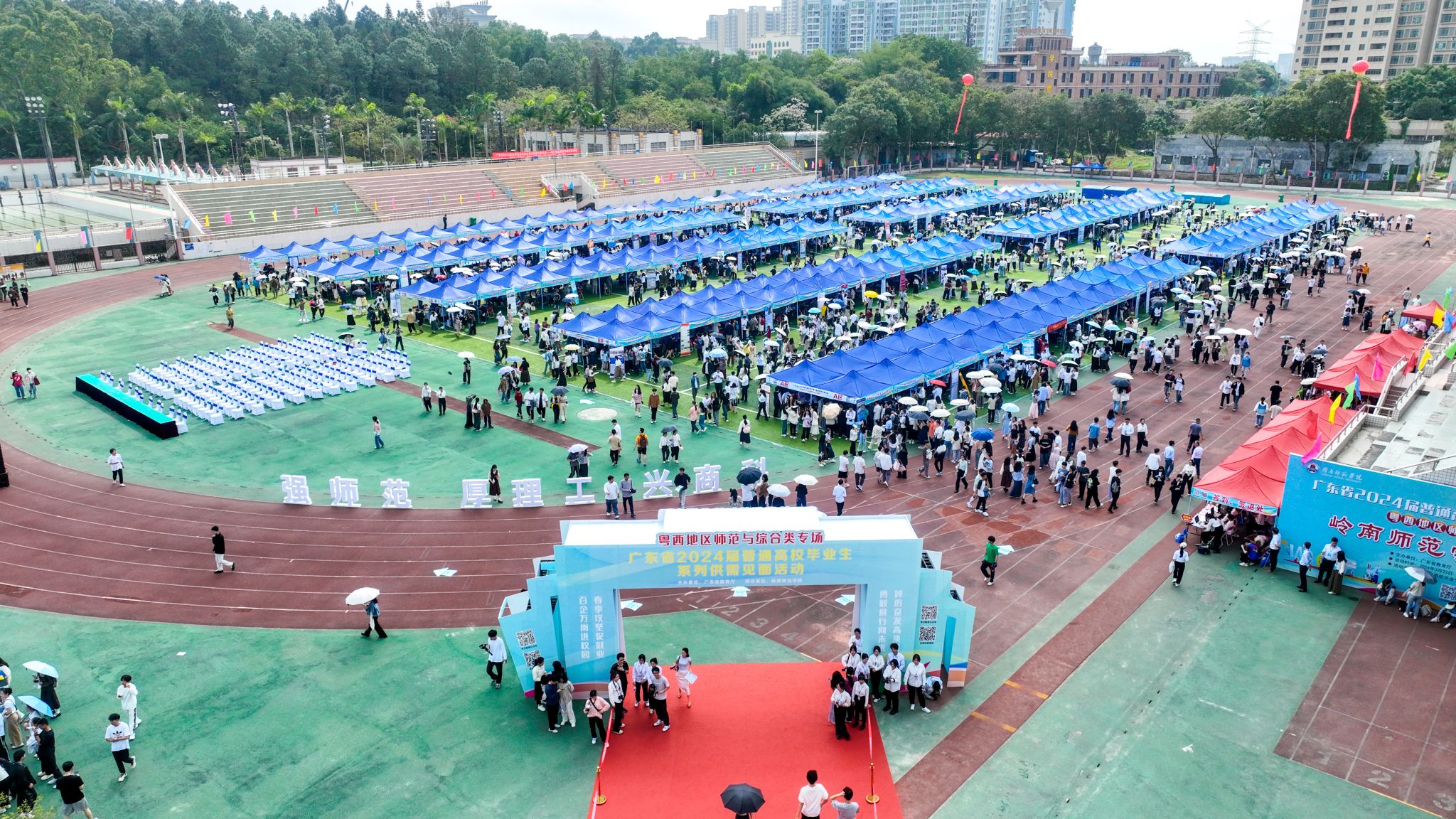 1 供需见面活动现场.jpg 1 供需见面活动现场.jpg