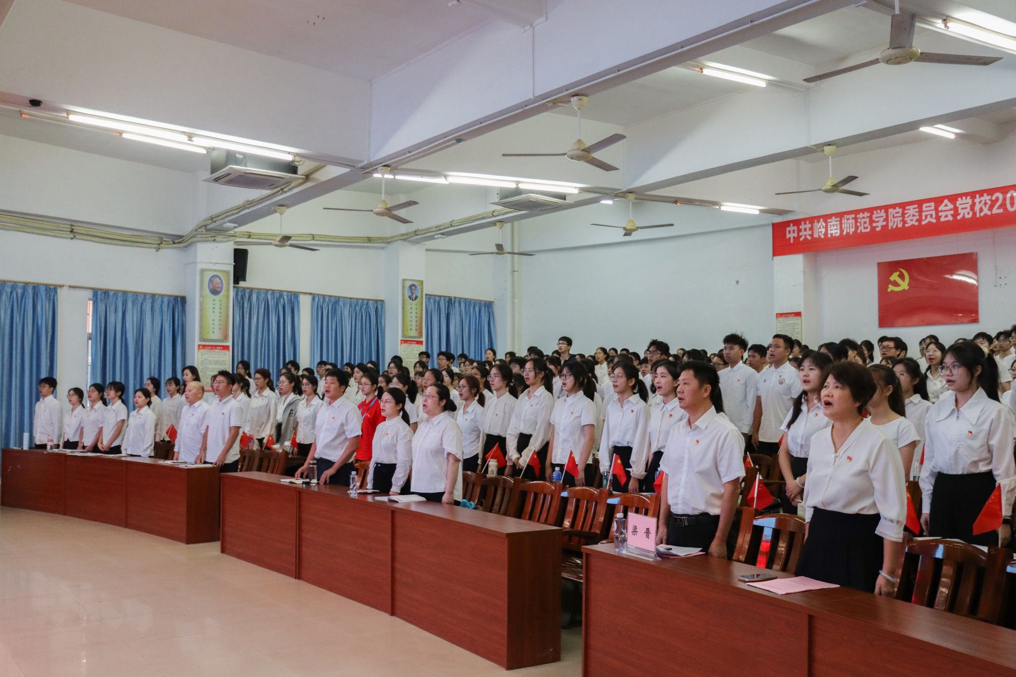 齐唱国歌1(易柏宇摄).JPG 齐唱国歌1(易柏宇摄).JPG