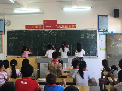 在数学课上,认真学习的孩子们