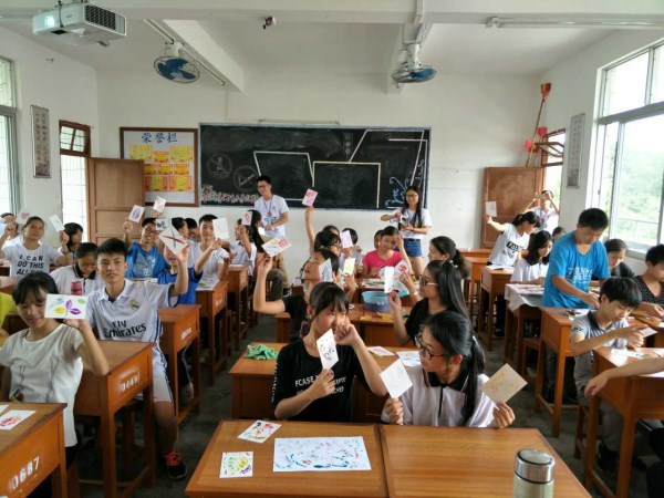 学生们展示自己的作品