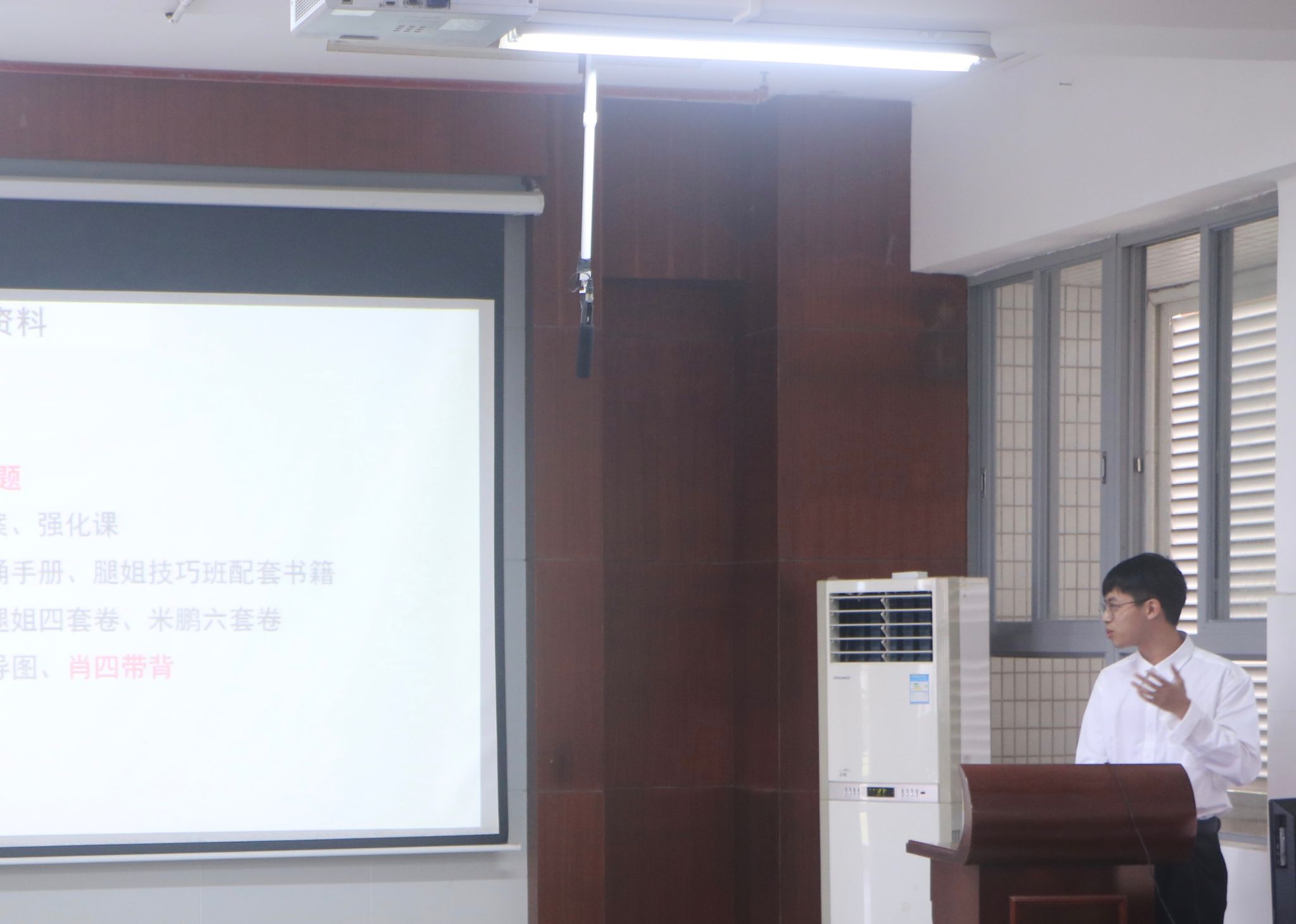 考上北京理工大学的向杰同学作经验介绍.jpg 考上北京理工大学的向杰同学作经验介绍.jpg