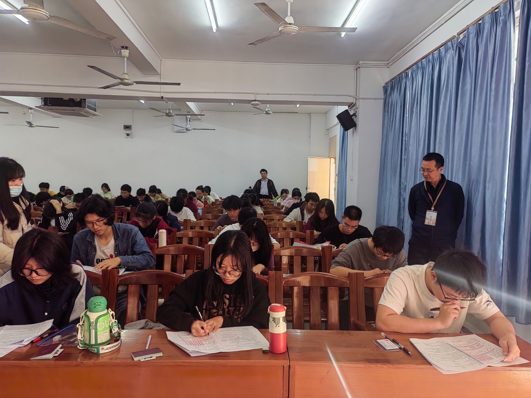 3 副校长金义富在第三教学楼思政课考试考场巡考.jpg