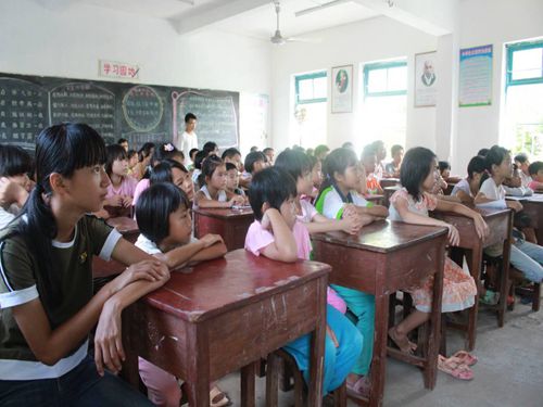 小学生们在认真听讲