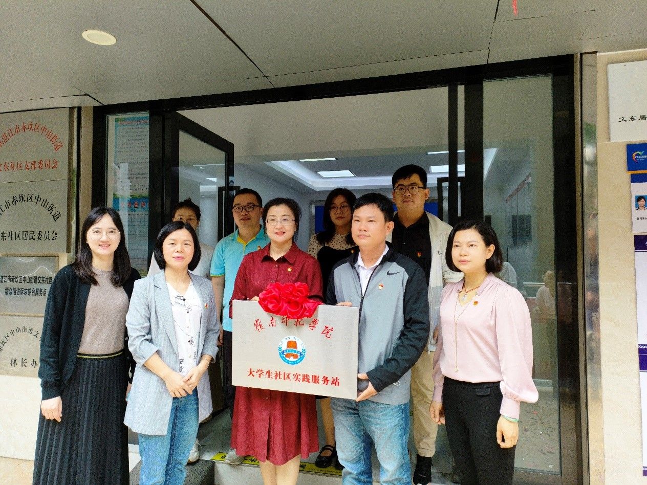 与会双方合影留念(新闻图).jpg 与会双方合影留念(新闻图).jpg