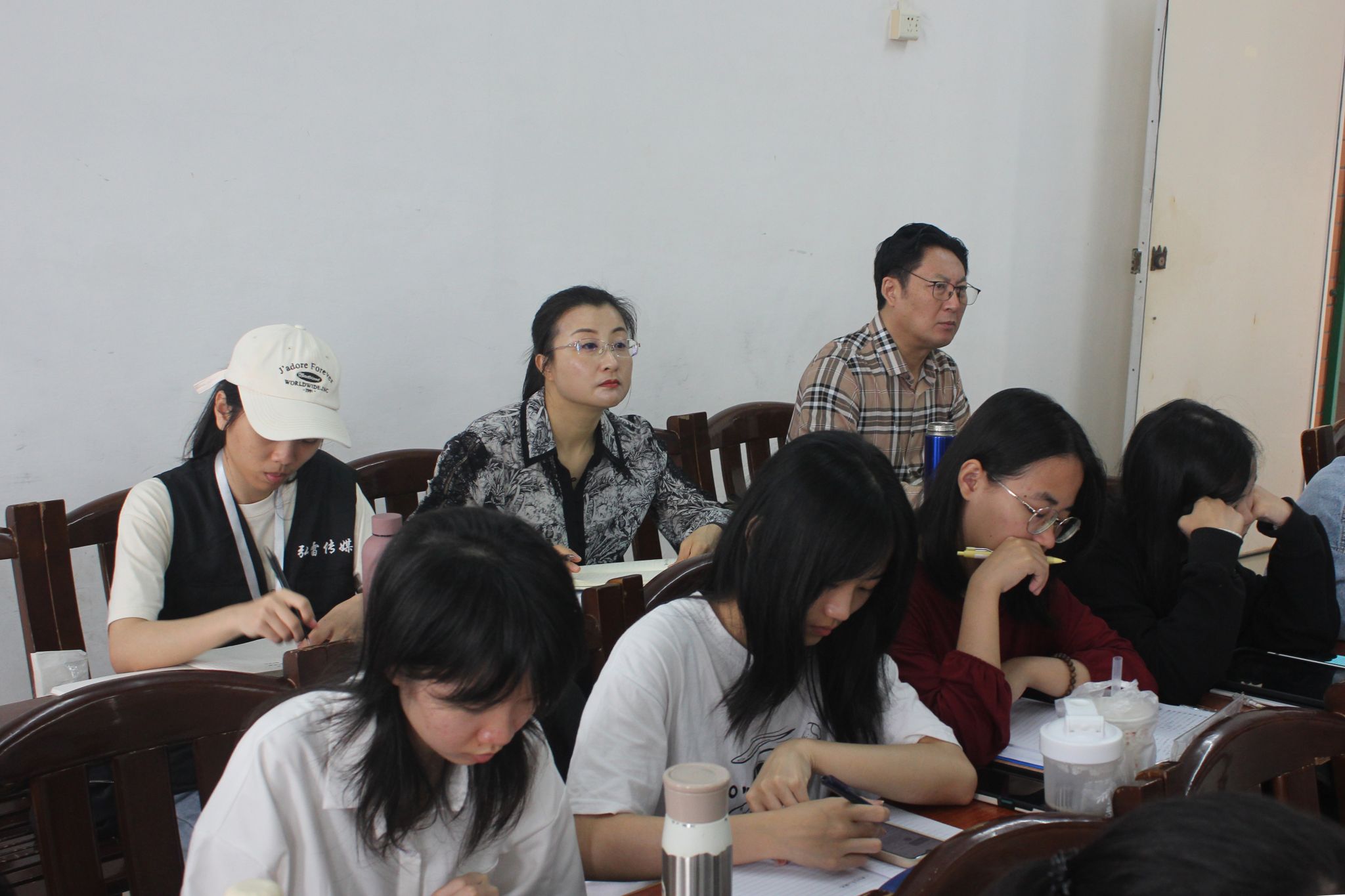 听课老师听课 赛卫军 摄.jpg 听课老师听课 赛卫军 摄.jpg