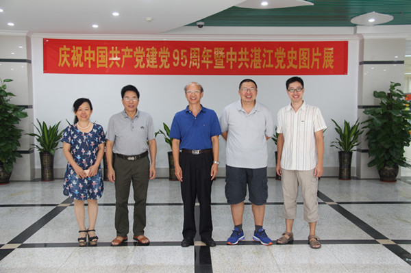 图书馆党总支委员合影