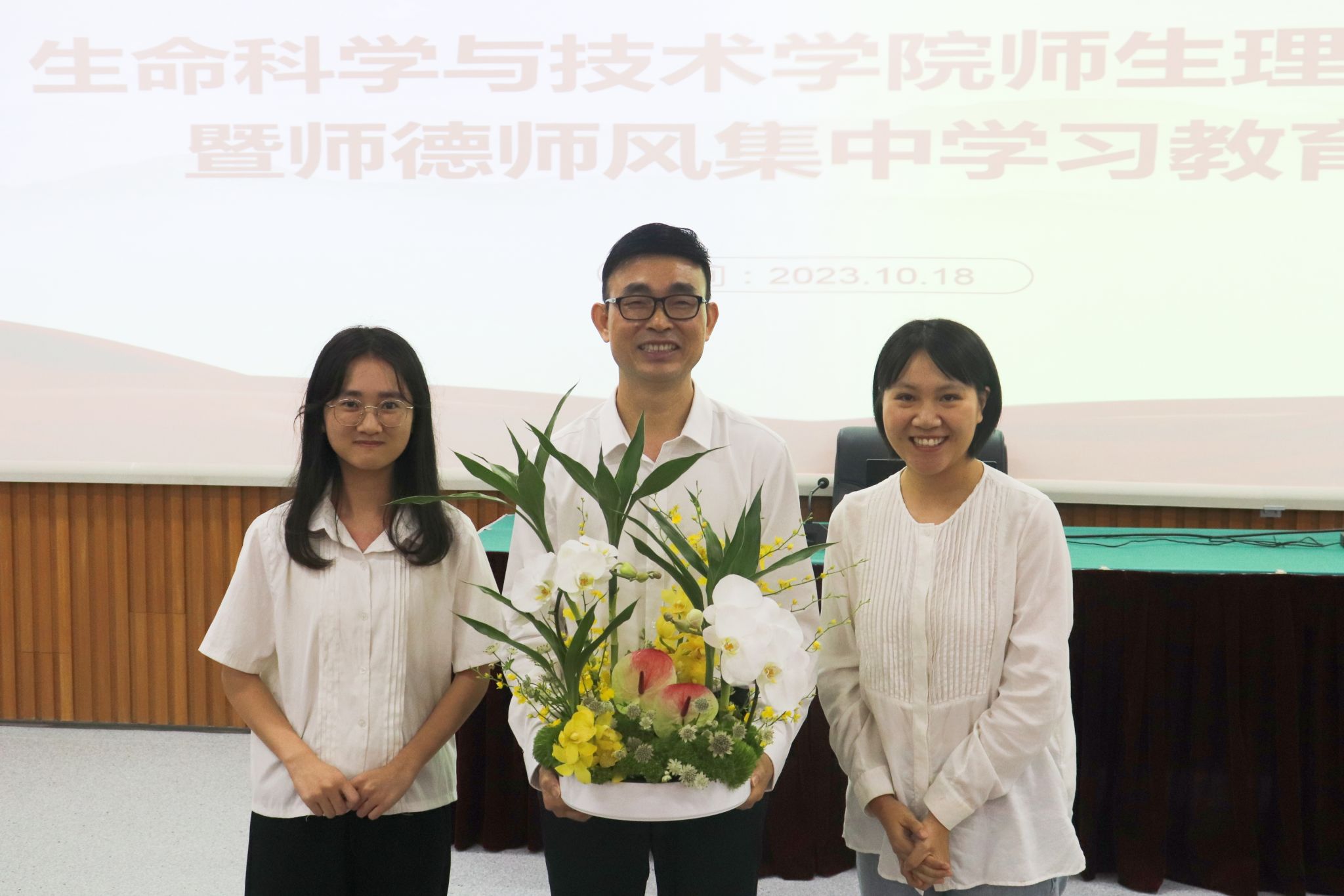 师生献花.jpg