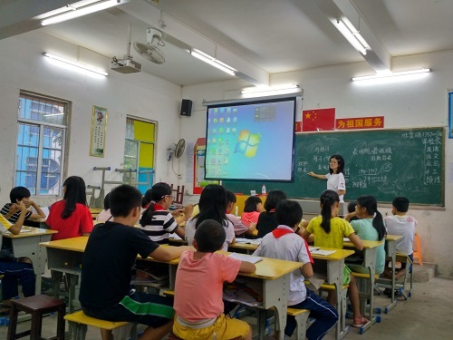 室外下小雨,室内支教活动仍在进行中