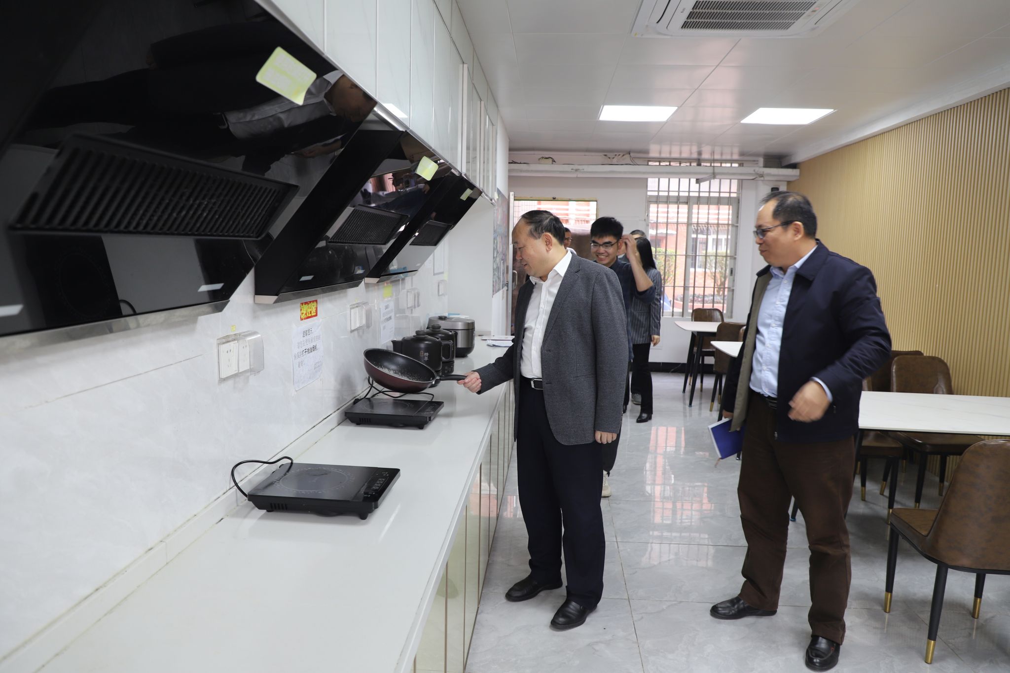 3 阳爱民校长到尚志苑D栋“一站式”学生服务中心调研“推进书院制‘一站式’学生社区服务全覆盖”项目落实情况.JPG 3 阳爱民校长到尚志苑D栋“一站式”学生服务中心调研“推进书院制‘一站式’学生社区服务全覆盖”项目落实情况.JPG