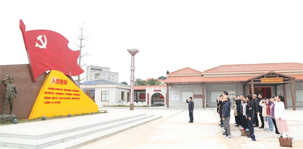 重温入党誓言 摄影部 李嘉欣 18420088469 (2)(1).jpg 重温入党誓言 摄影部 李嘉欣 18420088469 (2)(1).jpg