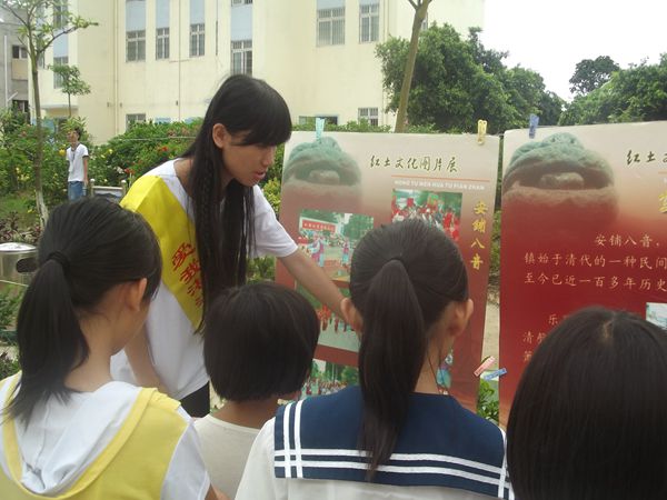 讲解员耐心讲解