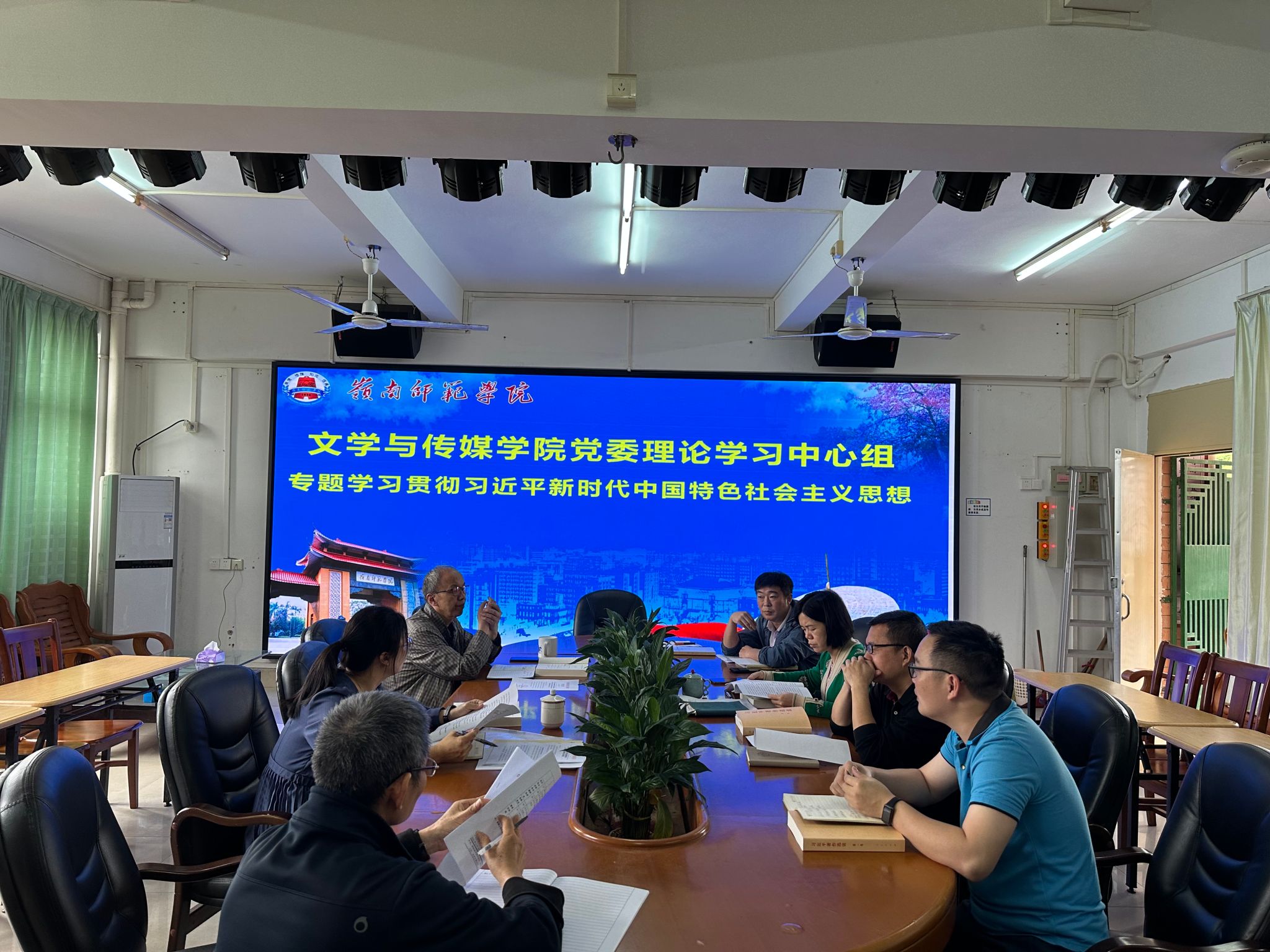 专题学习会现场.jpg 专题学习会现场.jpg