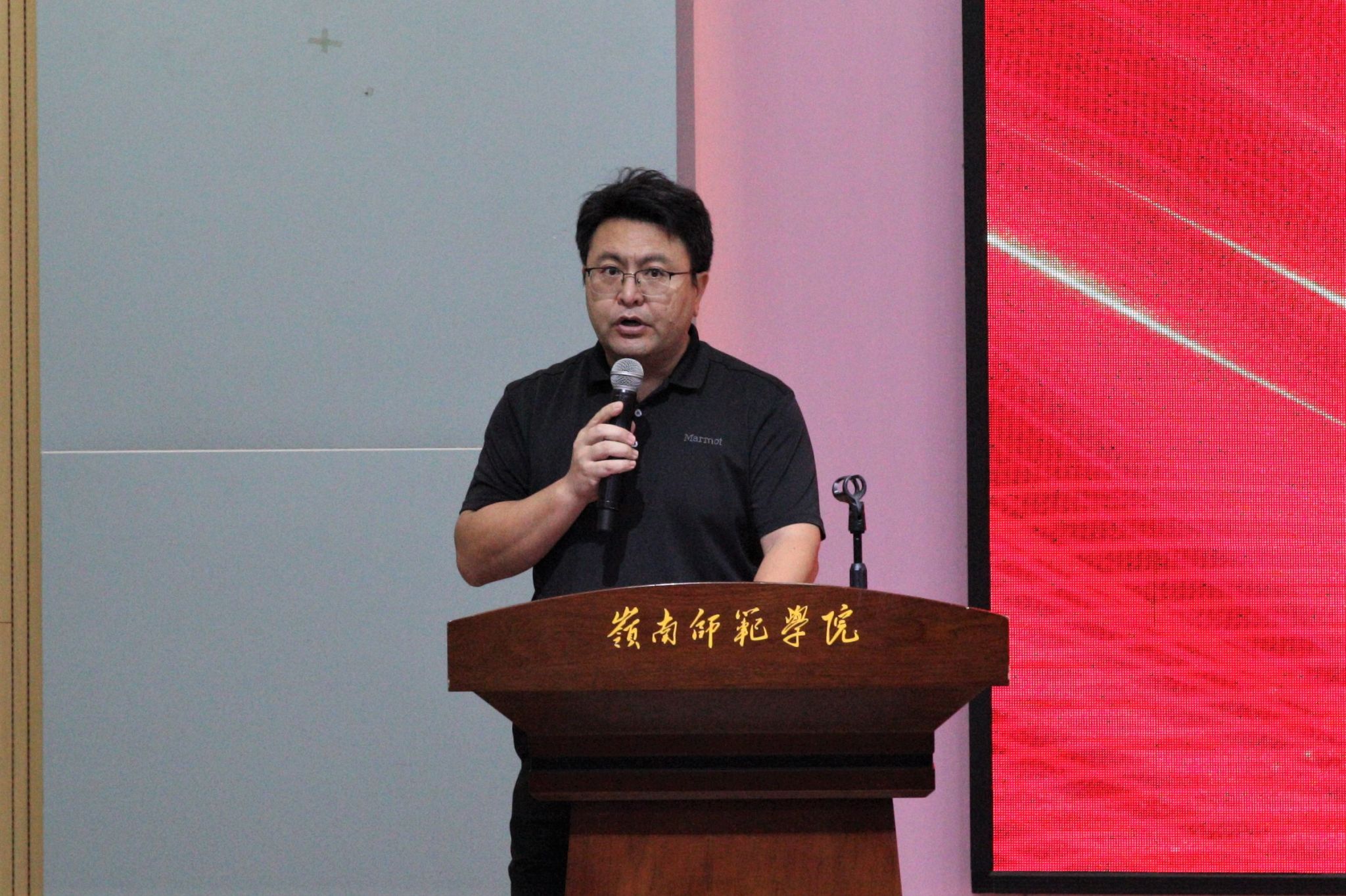 1、学院副院长陈永恒宣读表彰决定.jpg 1、学院副院长陈永恒宣读表彰决定.jpg