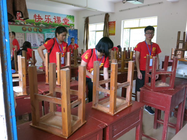 队员与学生们一同清扫课室