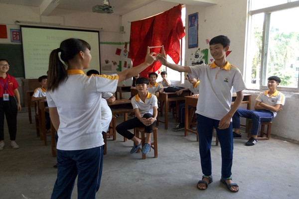 男女生搭档完成游戏(何敏怡摄).jpg