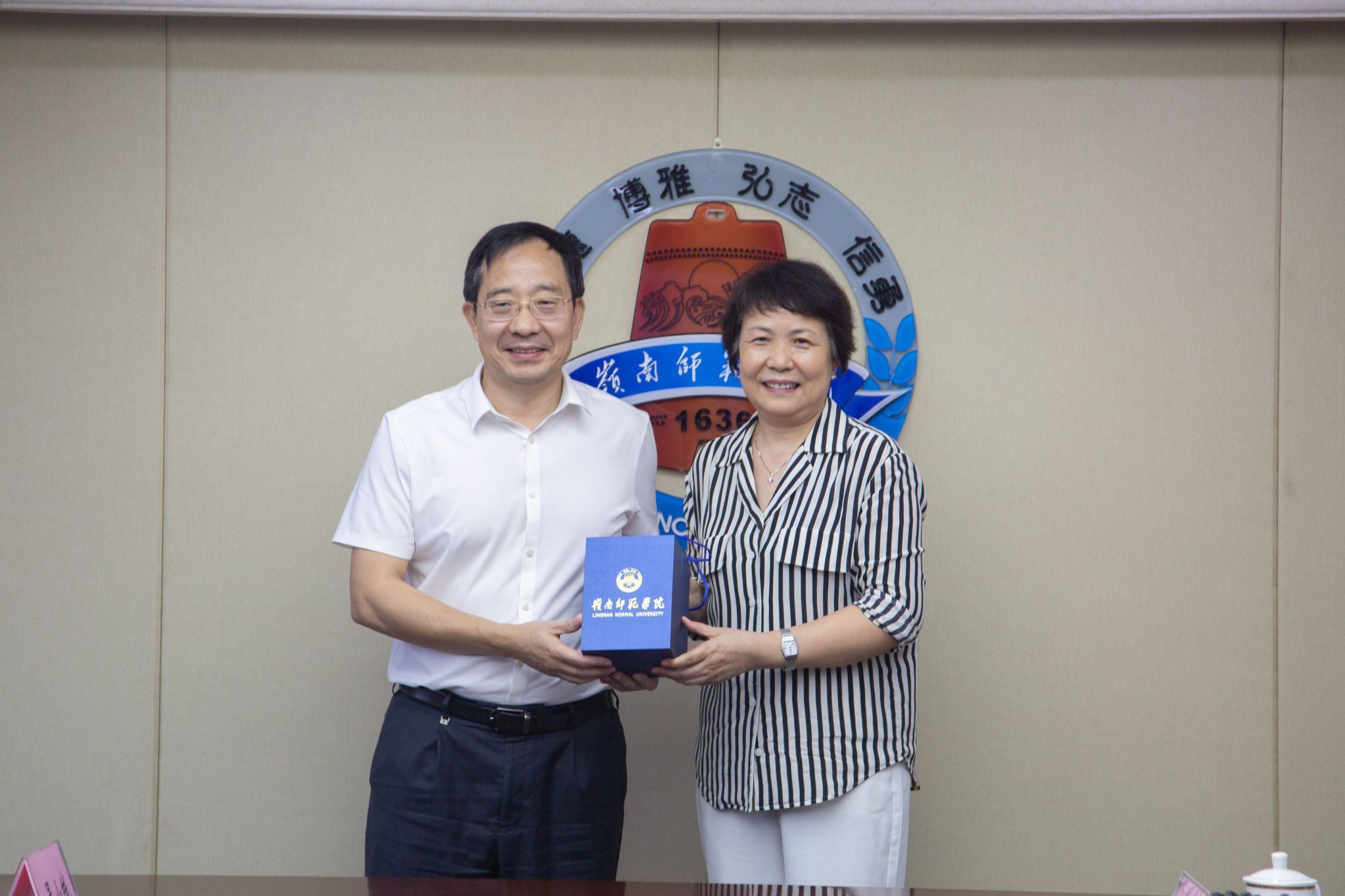 林燕芝摄 (20)互赠纪念品.jpg