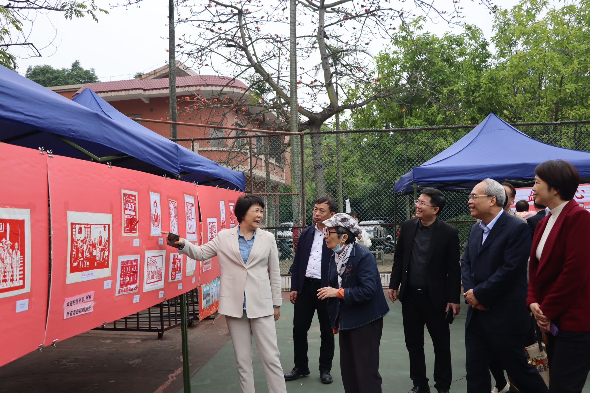 参观刻纸作品图文展.JPG 参观刻纸作品图文展.JPG