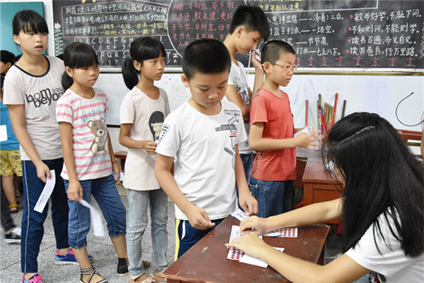 学生等待着老师贴贴纸
