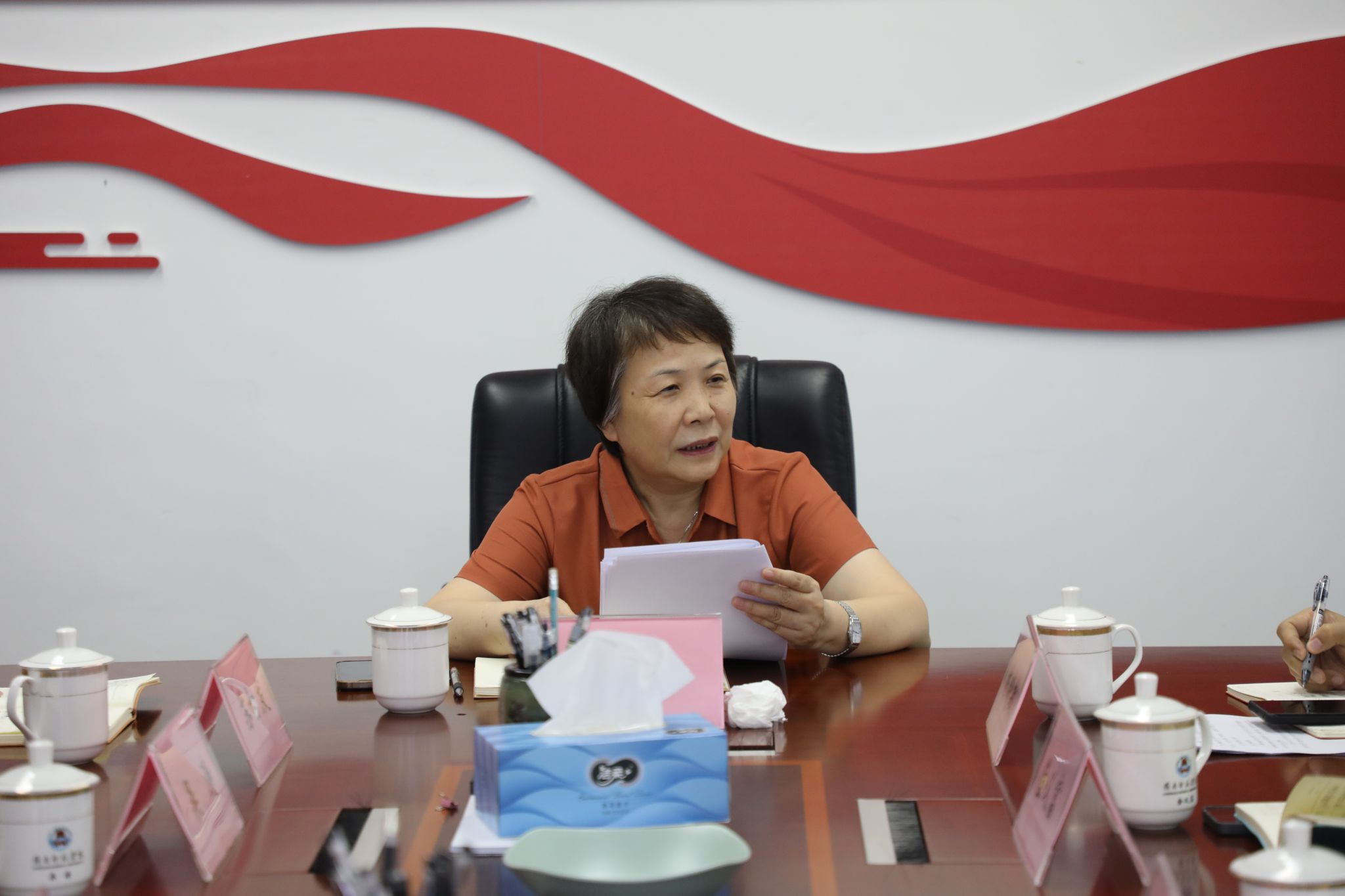 2 党委书记兰艳泽主持会议并讲话(1).jpg