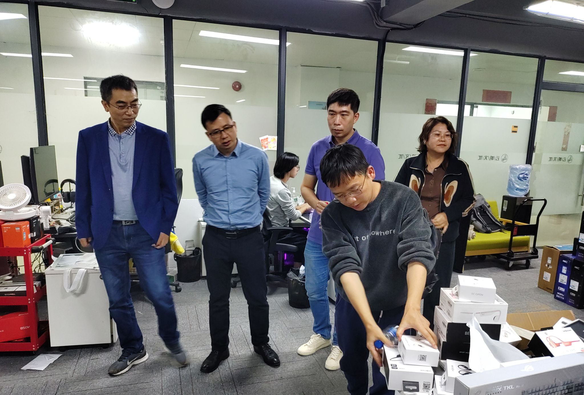 参观企业产品.jpg 参观企业产品.jpg