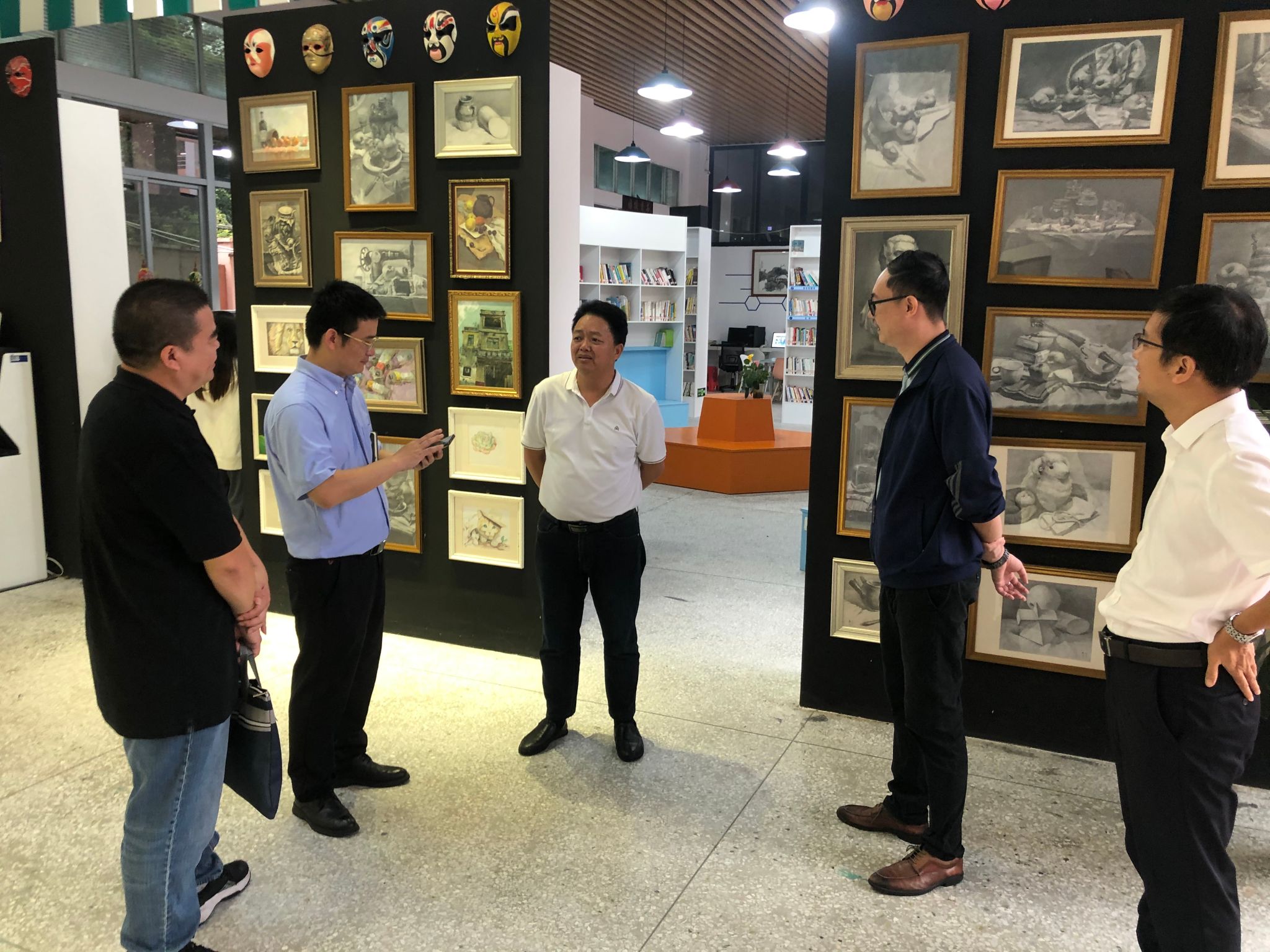 参观溪角中学图书室.jpg 参观溪角中学图书室.jpg