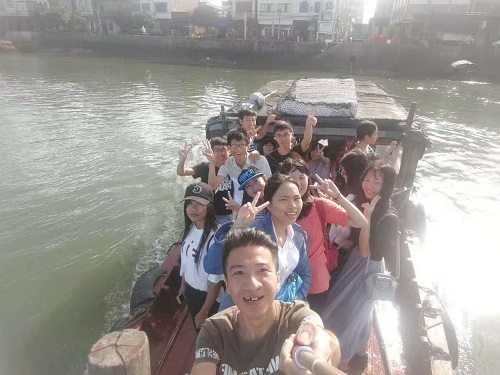 “曦阳”实践队全体成员正在乘船前往赤豆寮岛