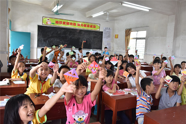 老师和学生们的合影