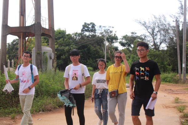 调研组的组员们正在去实地调研的路上