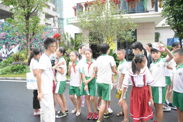 队员组织小学生们排队