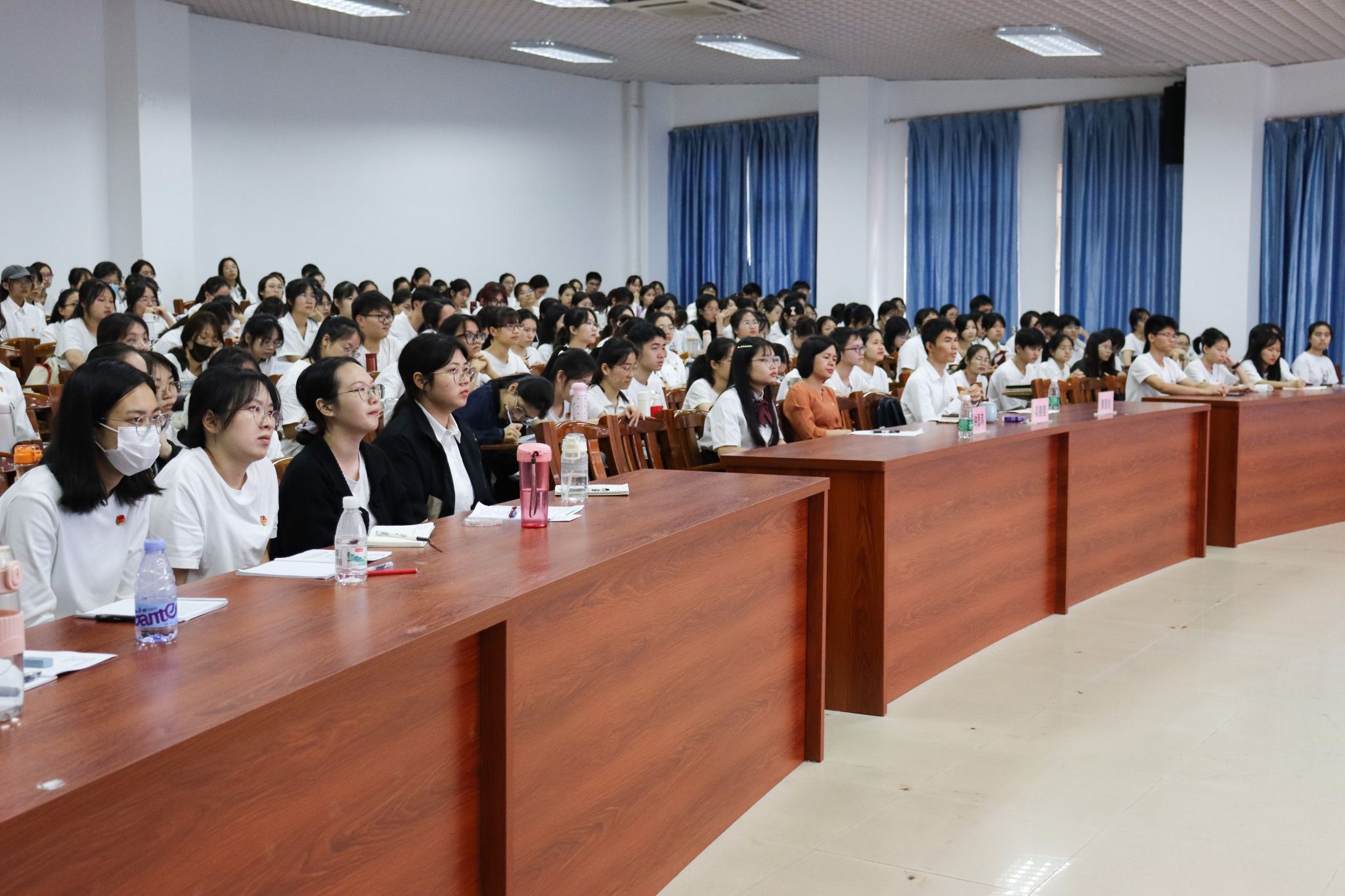 分党校师生认真听讲.jpg