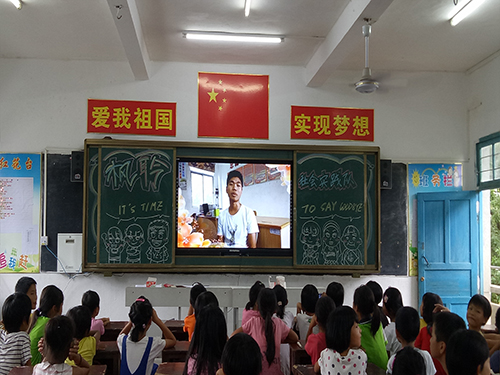 学生观看老师寄语视频
