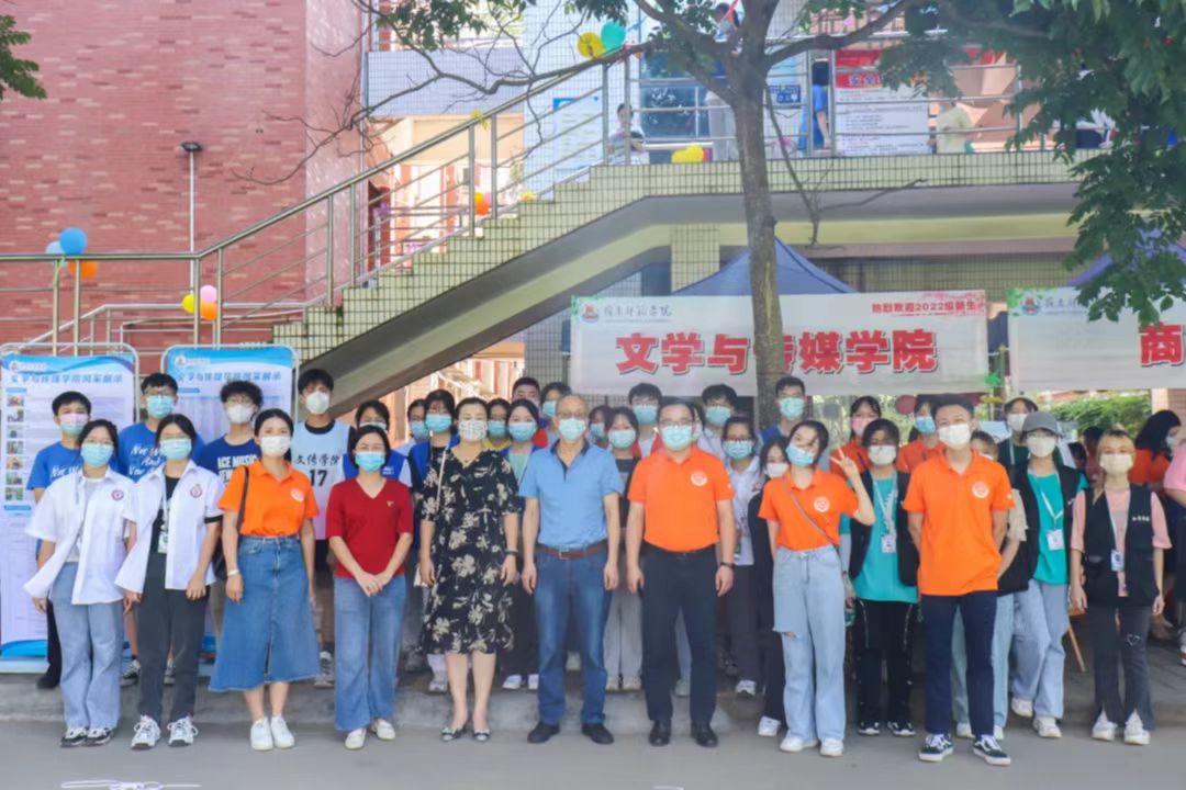 学院领导老师和志愿者合影.jpg 学院领导老师和志愿者合影.jpg