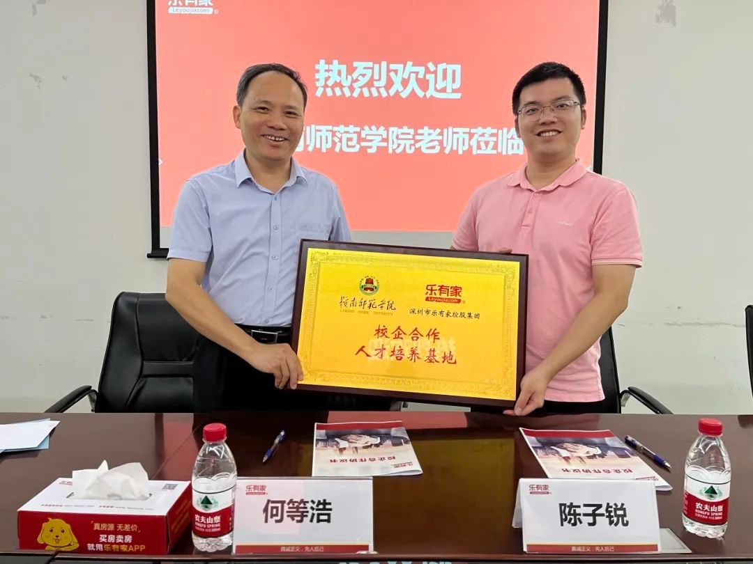 校企双方现场签约交流图.jpg 校企双方现场签约交流图.jpg