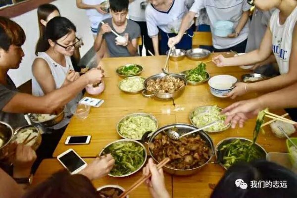 饭菜上桌