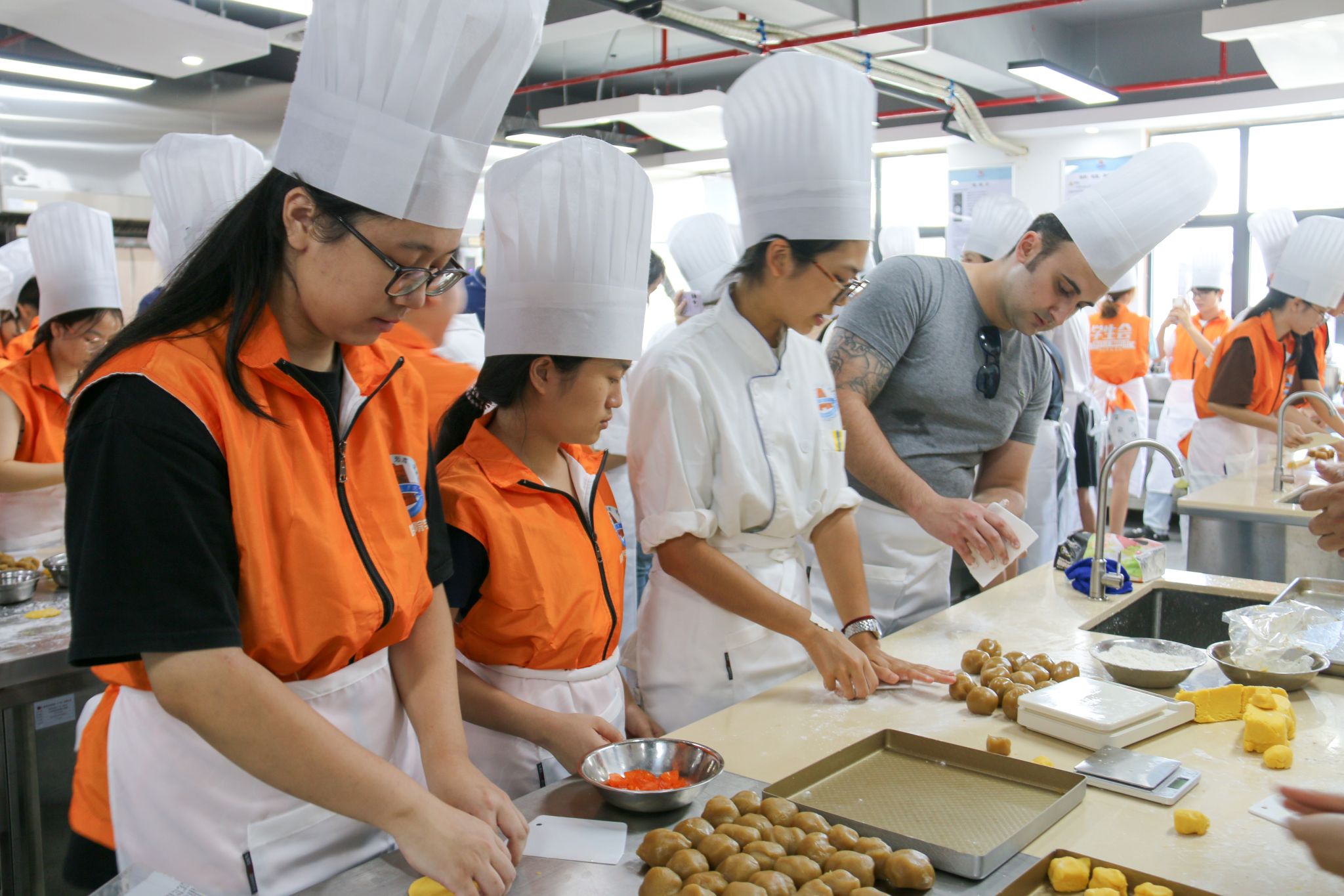 2 柯昕彤摄-制作月饼1.jpg