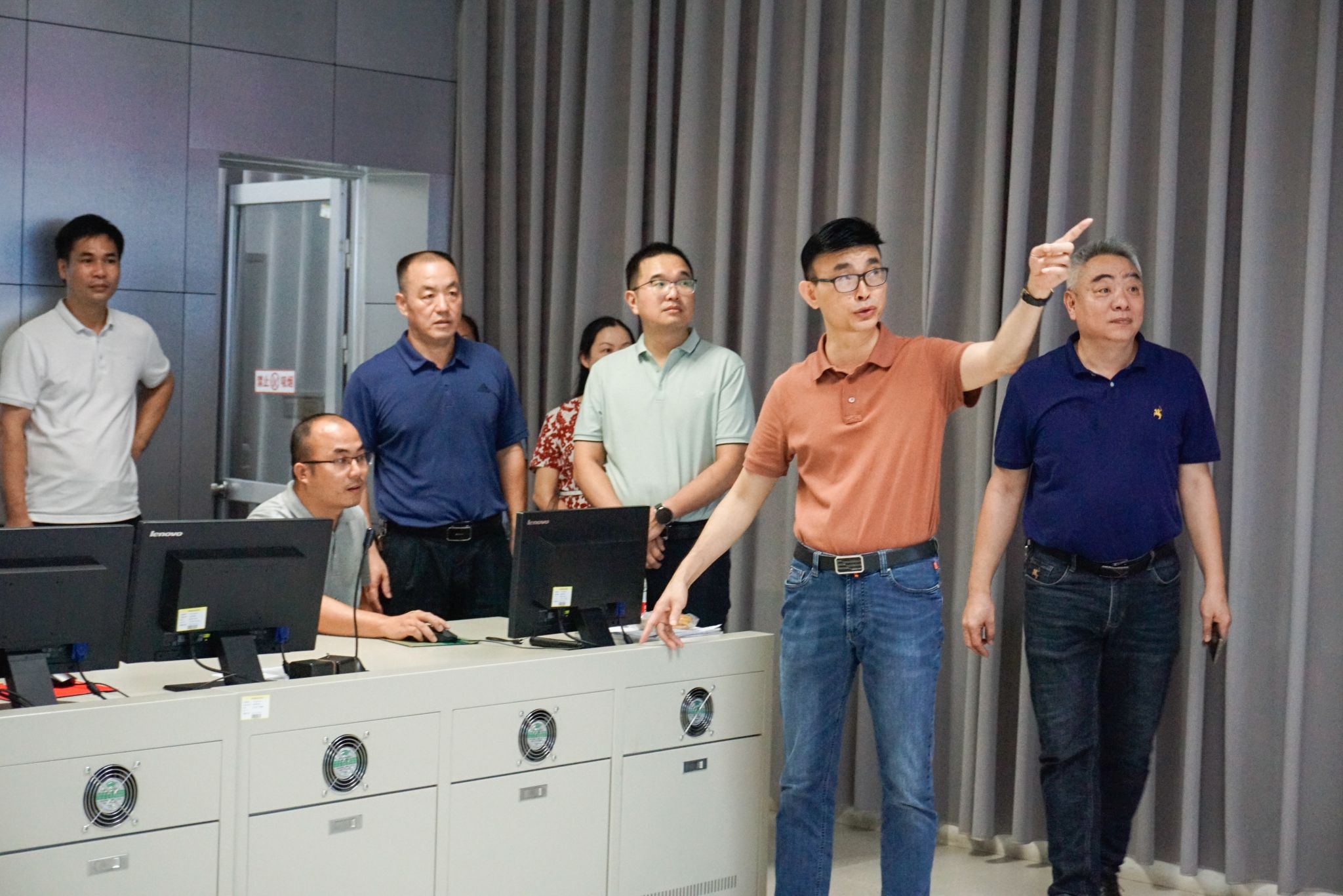 陈堞欣摄(6)黄达海副书记监控室巡查.jpg