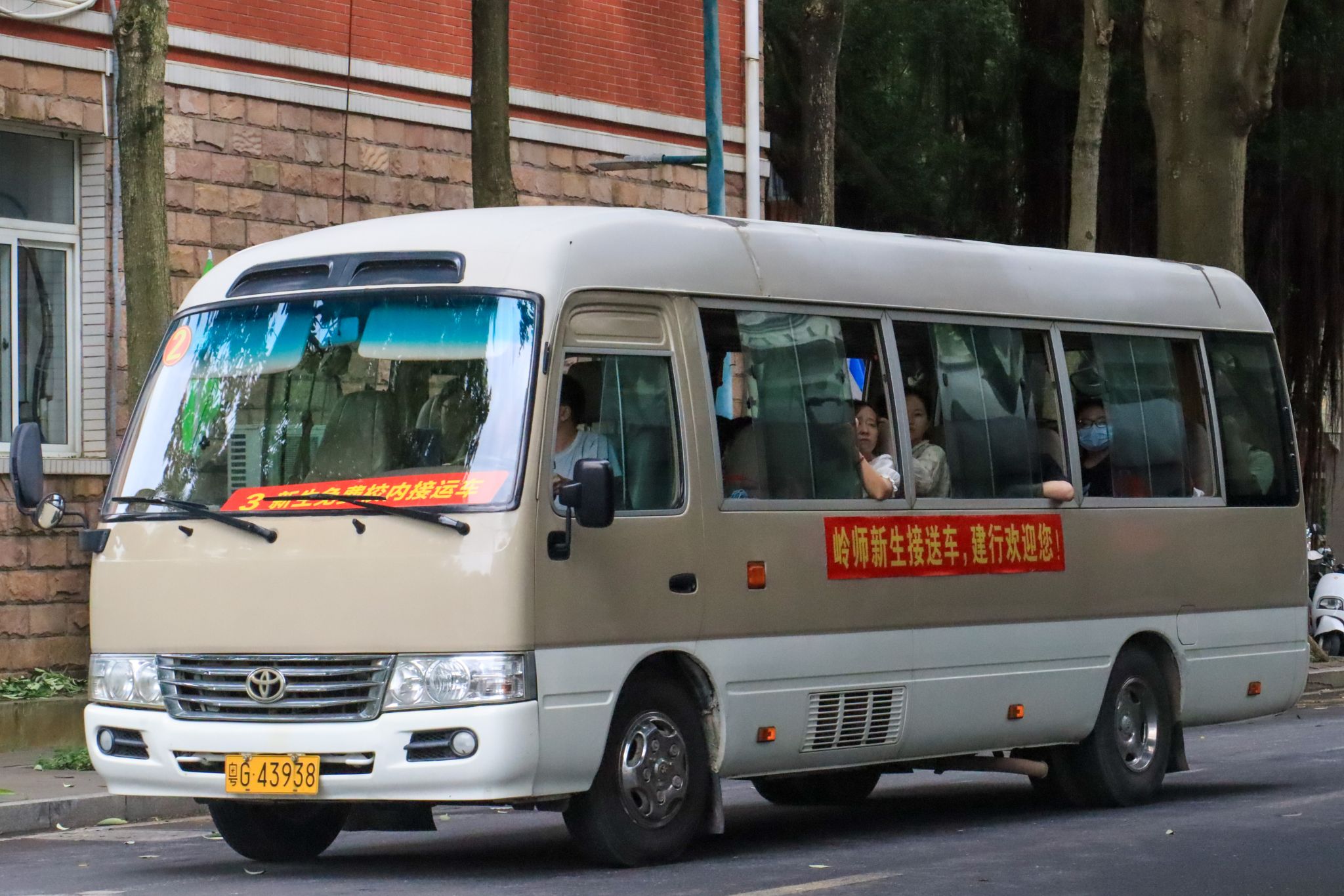 9不断往返、为新生护航的大巴车-李心渝摄.JPG