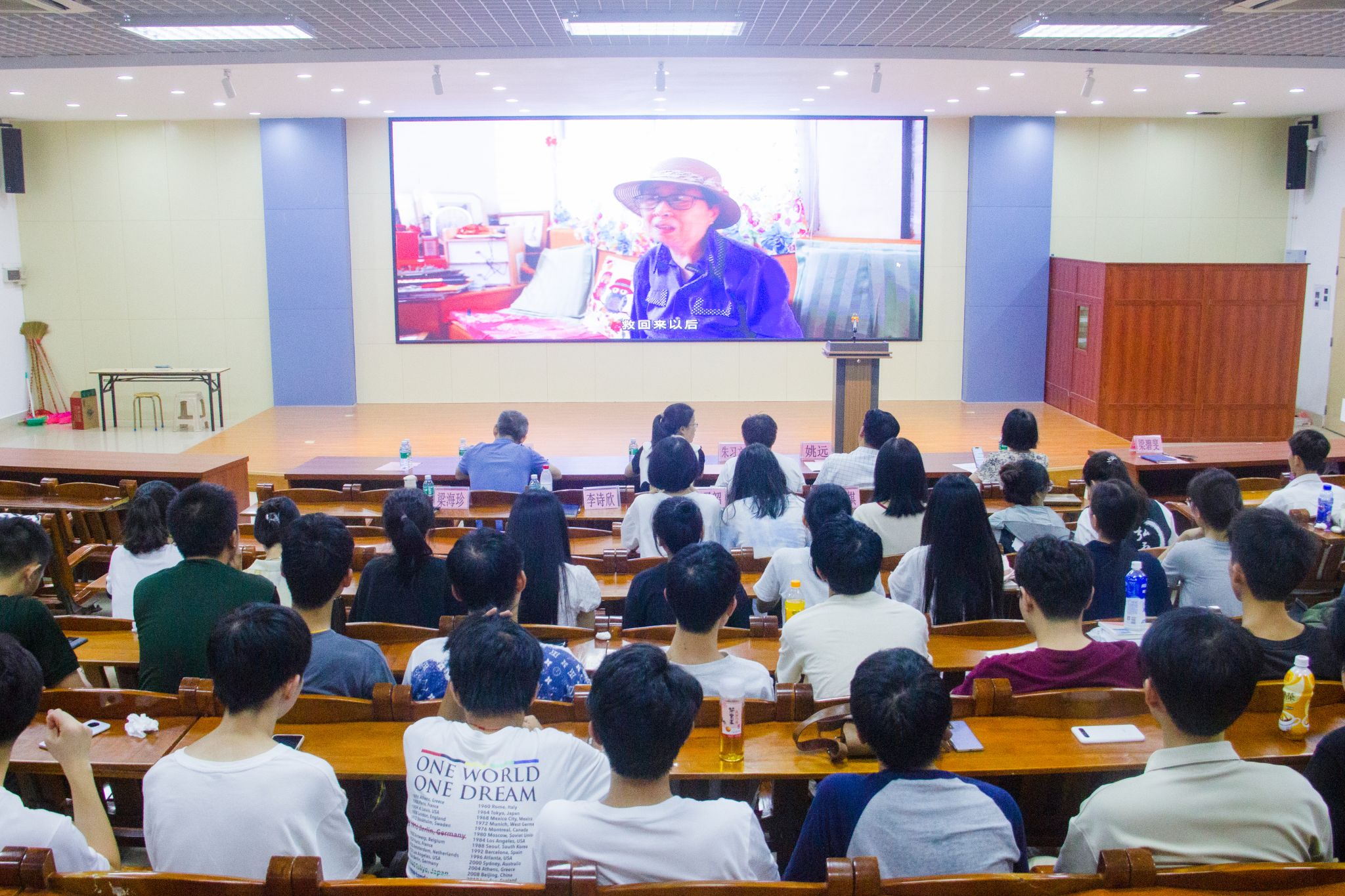 文传学院师生观看郑光华老师师德纪录片.jpg 文传学院师生观看郑光华老师师德纪录片.jpg