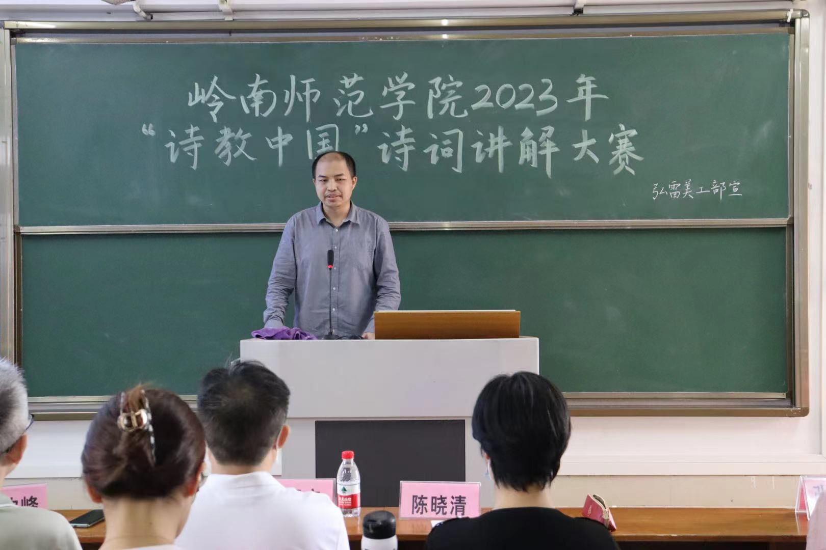 方隽老师进行讲解.jpg 方隽老师进行讲解.jpg