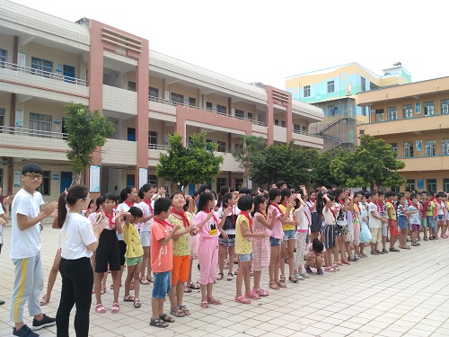 安全演练中,孩子们到达指定位置,队长给孩子们普及安全知识