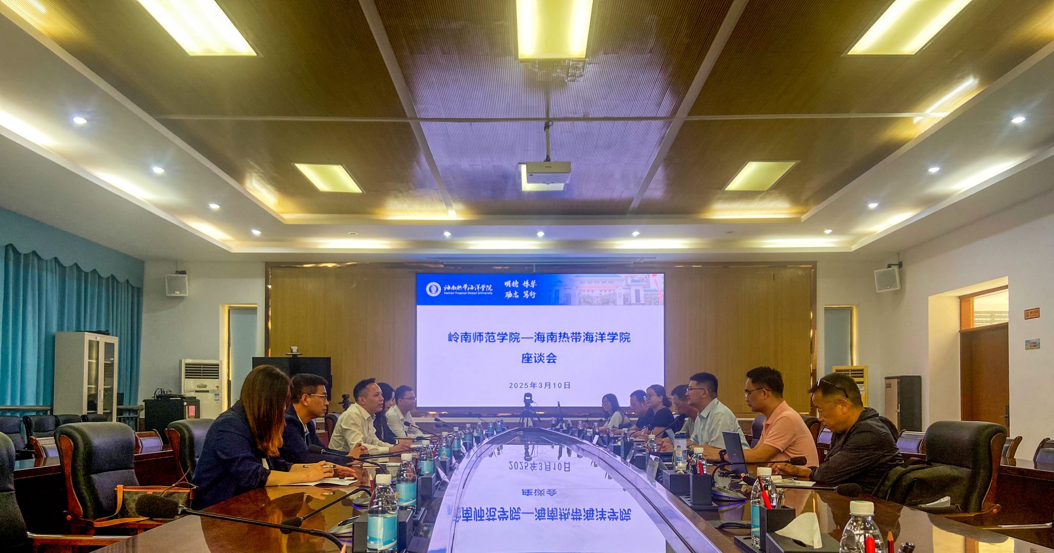 与海南热带海洋学院交流现场.jpg 与海南热带海洋学院交流现场.jpg