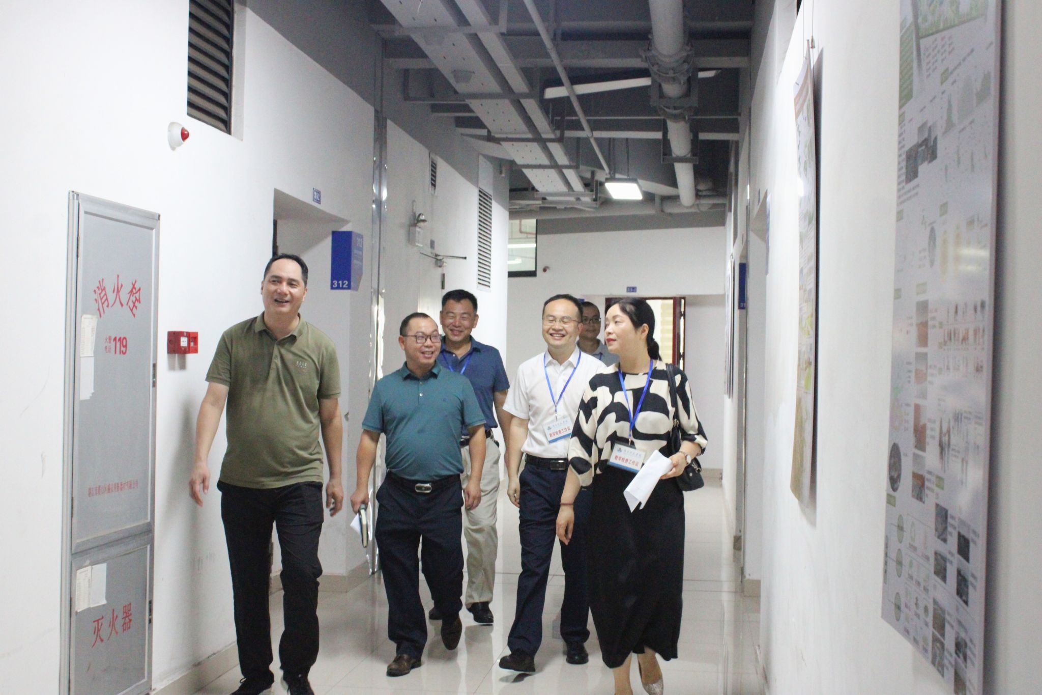 刘舒燕摄 吴领导视察艺术楼3.jpg