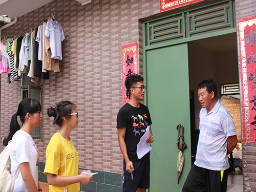 组员与村民交流