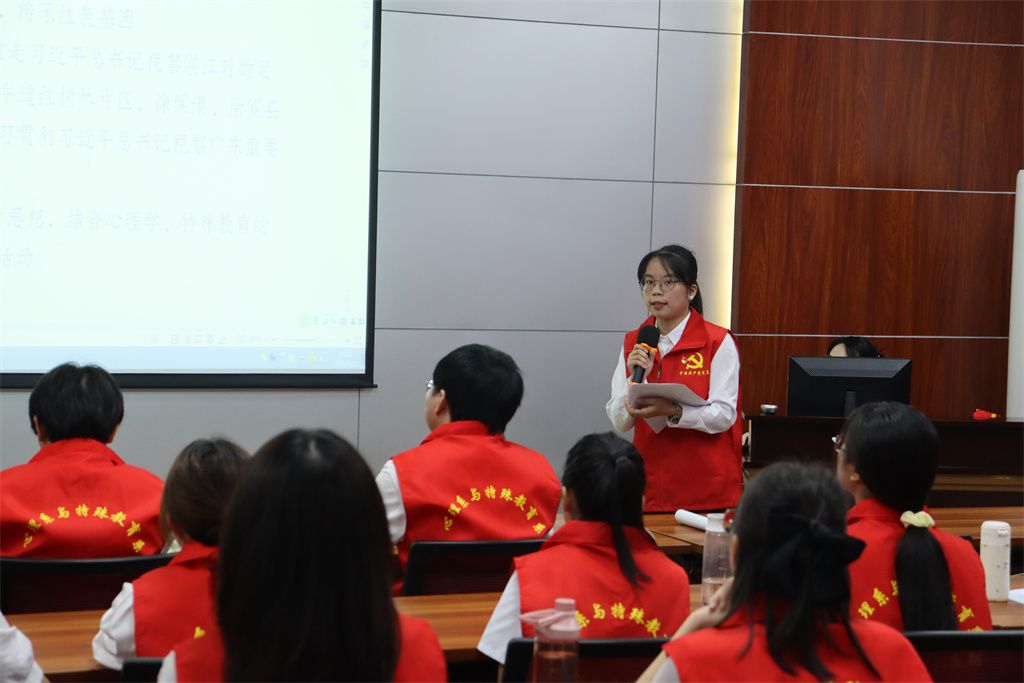 5.支部副书记曾嘉丽汇报主题教育实施计划进展（曾浪平摄）.jpg