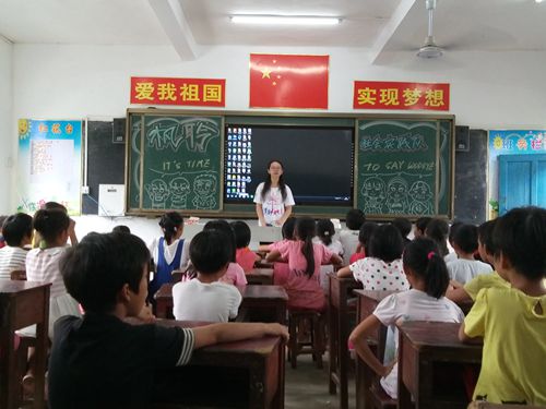 结班仪式上,队长陈佩珊在发言
