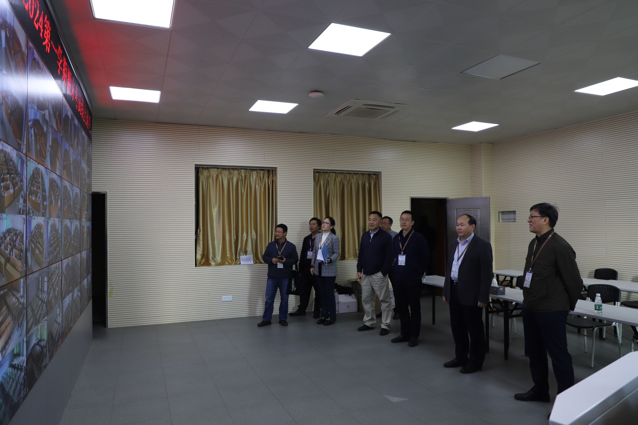 4 阳爱民校长和金义富副校长在多媒体教室智能监控中心查看了解期末考试线上巡考情况.JPG